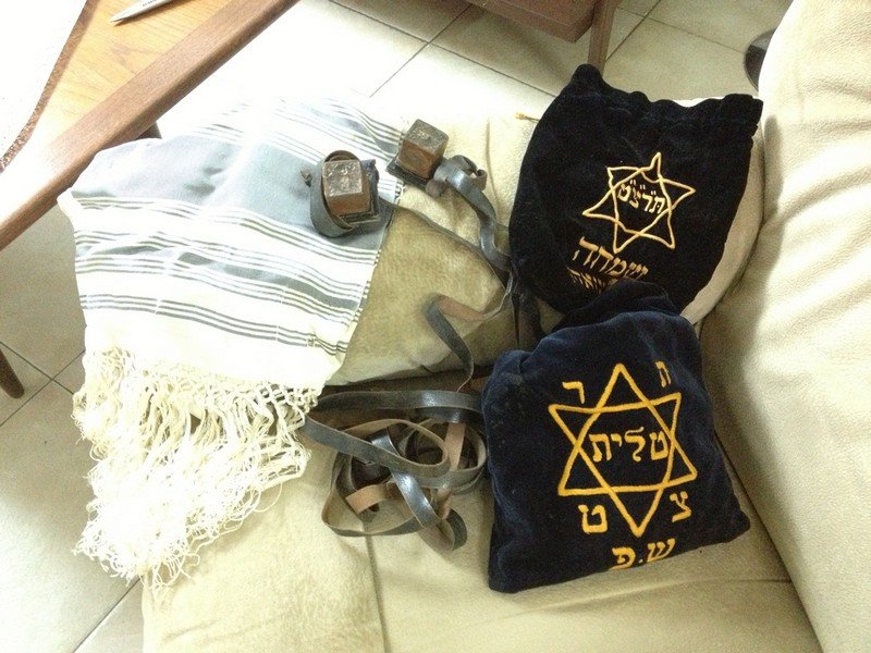 התפילין והטלית מהבר מצווה. שרדו בשואה