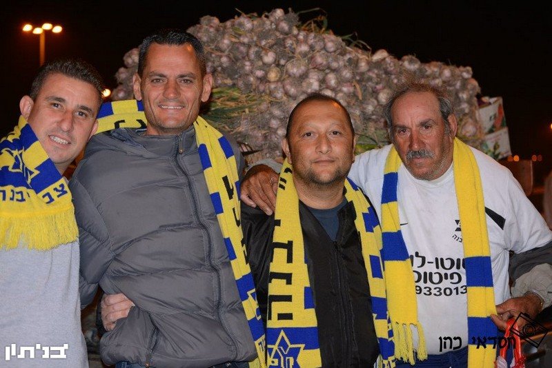 אוהדי הקבוצה. רוצים כבר להבטיח את ההישארות