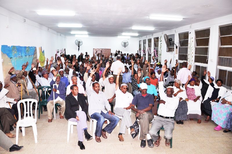 מי שבעד ירים את ידו