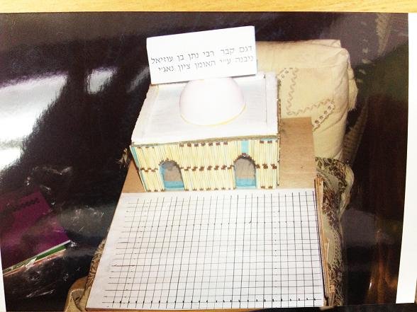 דגם הקבר מ 350 גפרורים