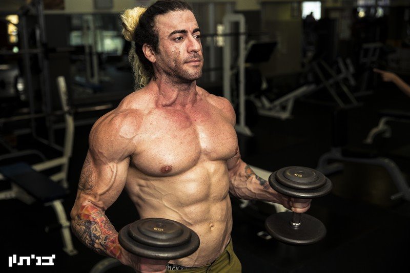 בחדר כושר. שעה וחצי כל יום