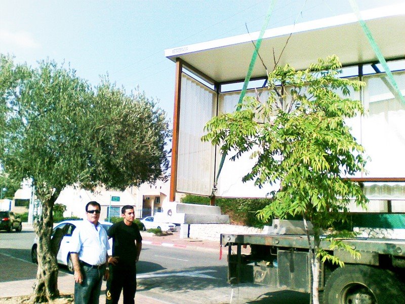 מפקח מקרוב על התקנת תחנת אוטובוס. בקרוב מהפכת 2014