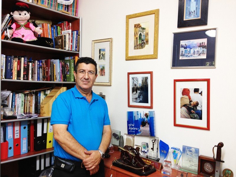 אוחיון בחדר העבודה. אוהב גם לצייר