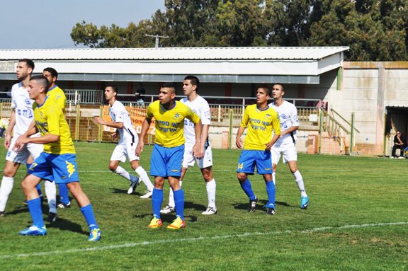 קרן (במרכז התמונה) מול קריית מלאכי בליגה א'