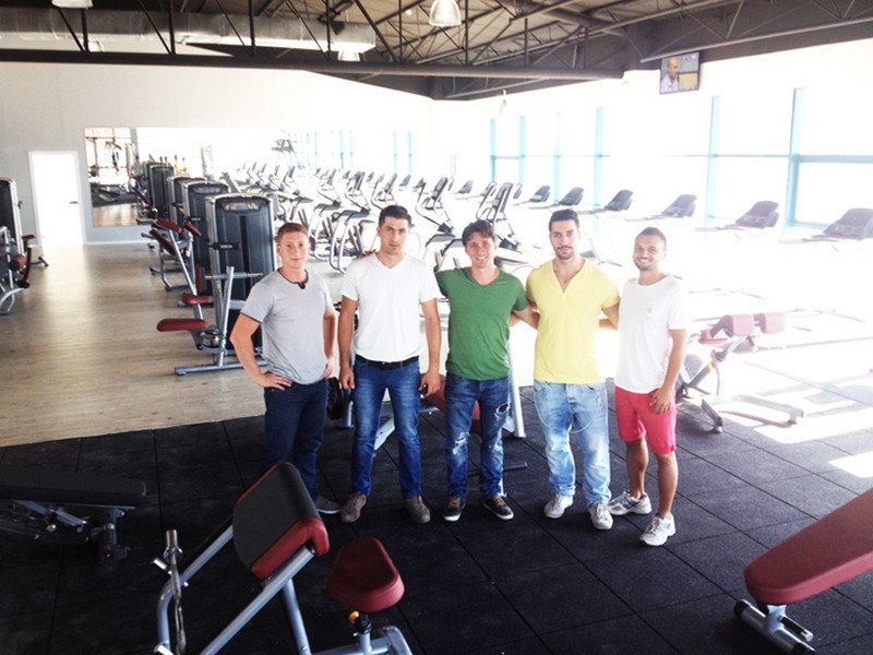 מימין לשמאל. רז, תומר, ויקטור, דן ואנטולי. הצוות מאחורי המועדון מימין לשמאל. רז, תומר, ויקטור, דן ואנטולי. הצוות מאחורי המועדון