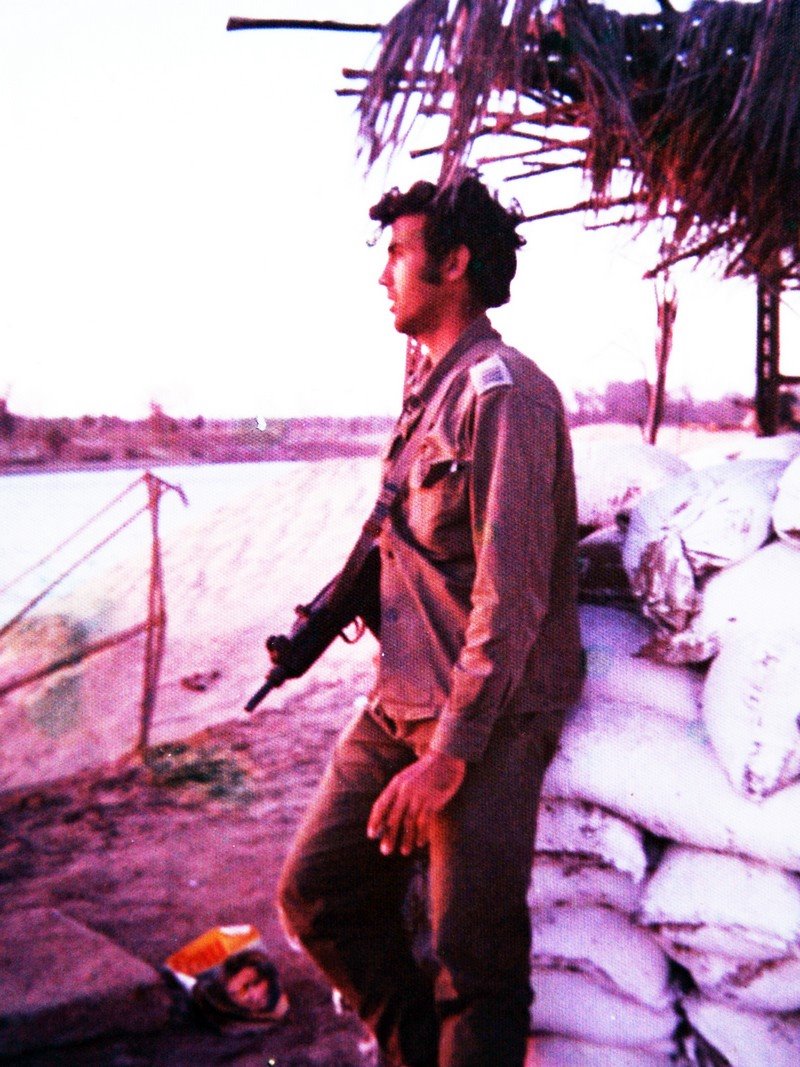 צופה אל האויב המצרי ממערב