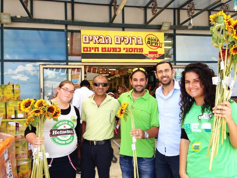 מחלקים פרחים לתושבים