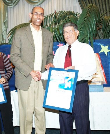 צבי גוב ארי ומוטי אהרון מנהל התיכון הדתי