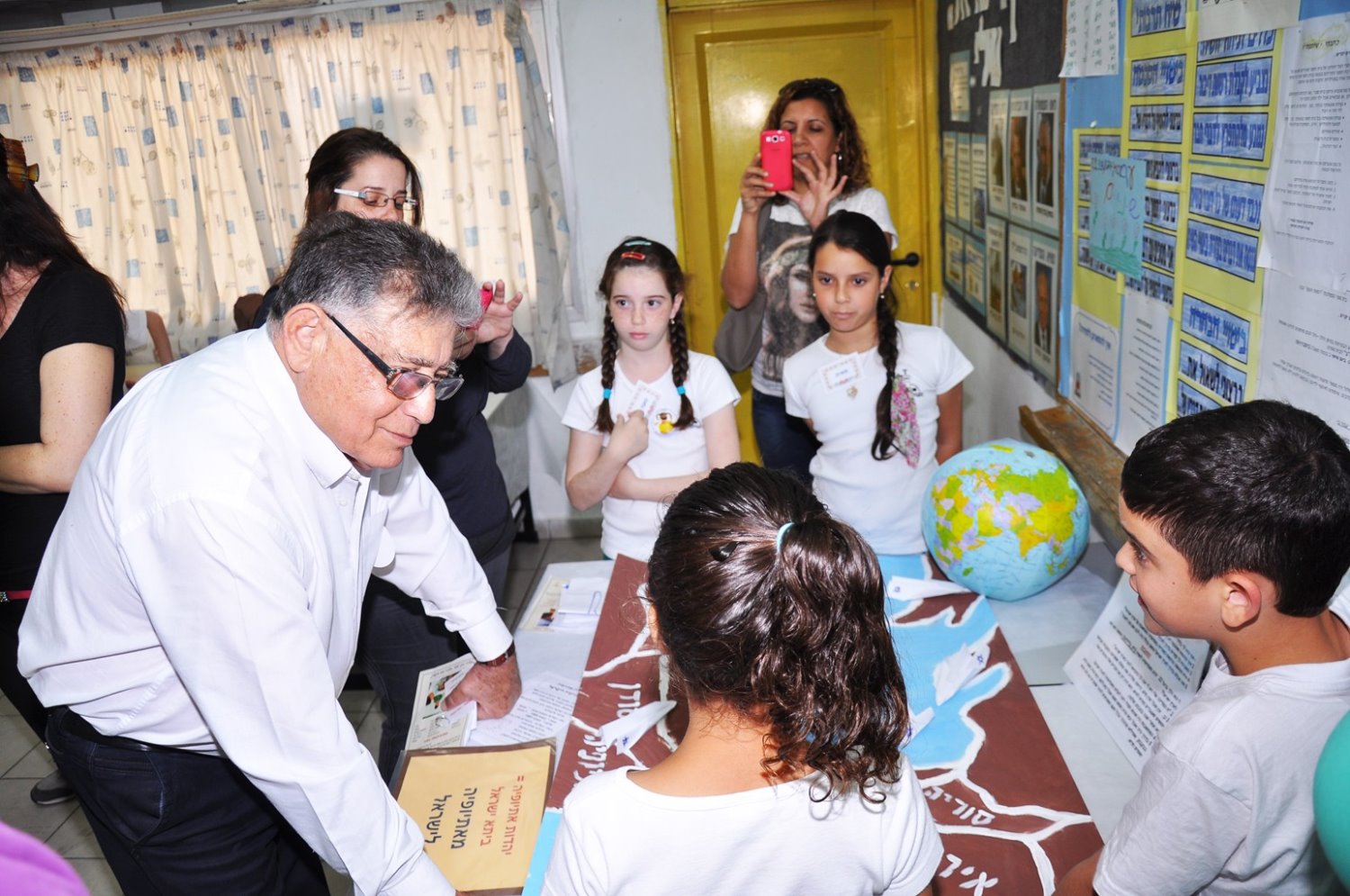 במפגש עם תלמידים