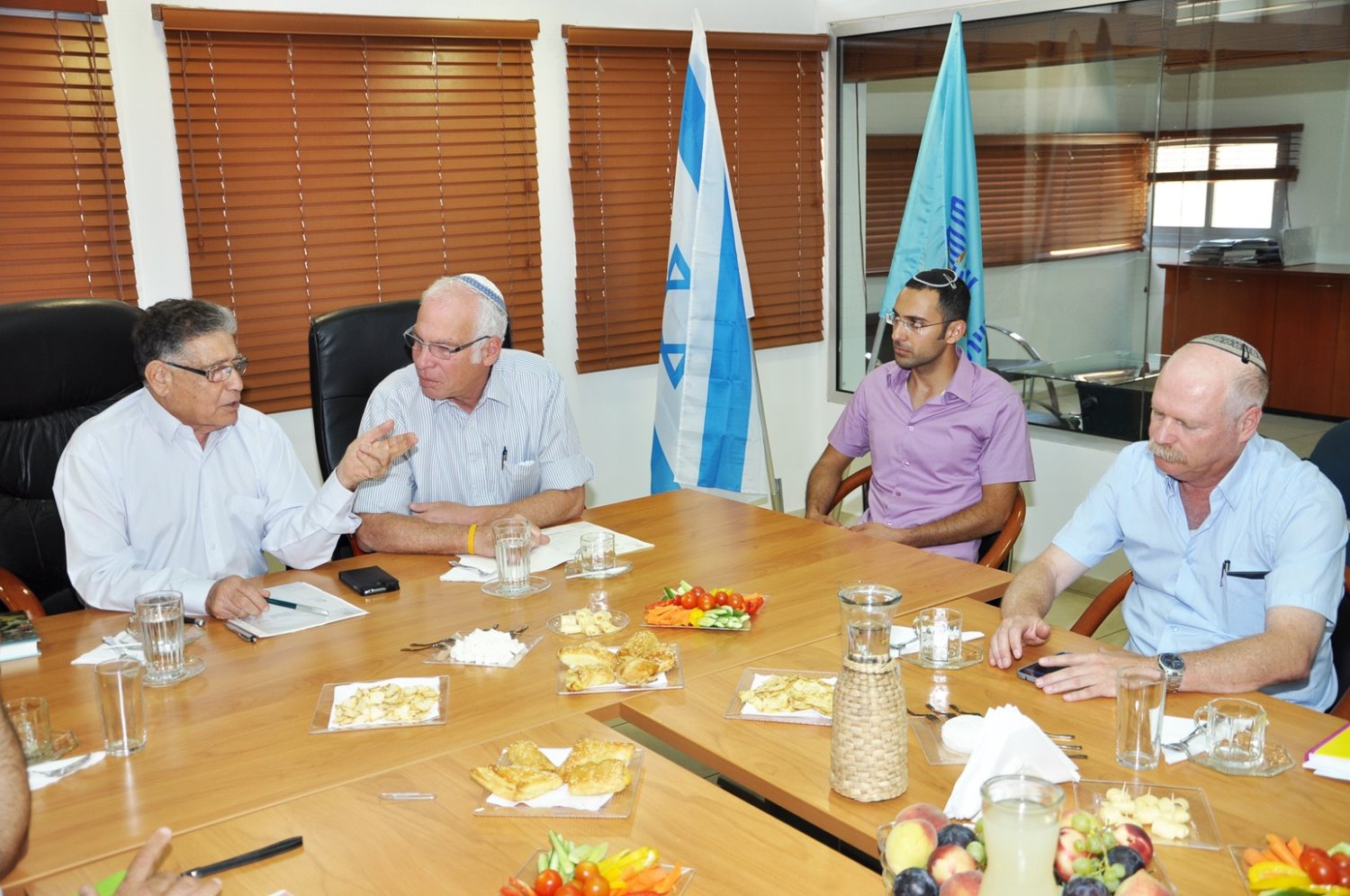 עם שר השיכון וראש העיר. לסייע לצעירי יבנה