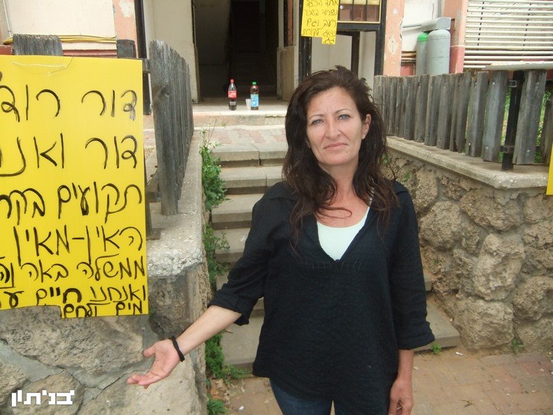 רחלי. גם היא מפונה מביתה ומנסה לסייע לבנימין