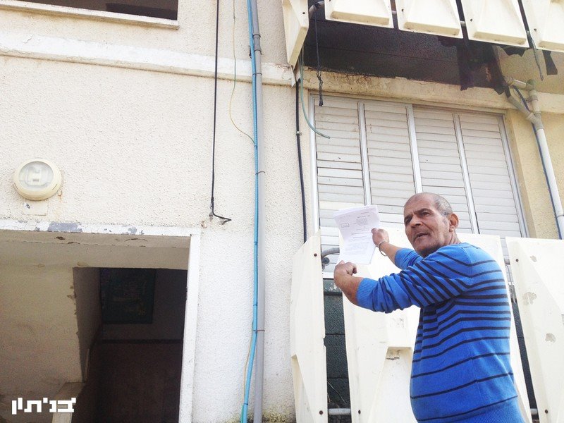 מצביע על ביתו הנעול