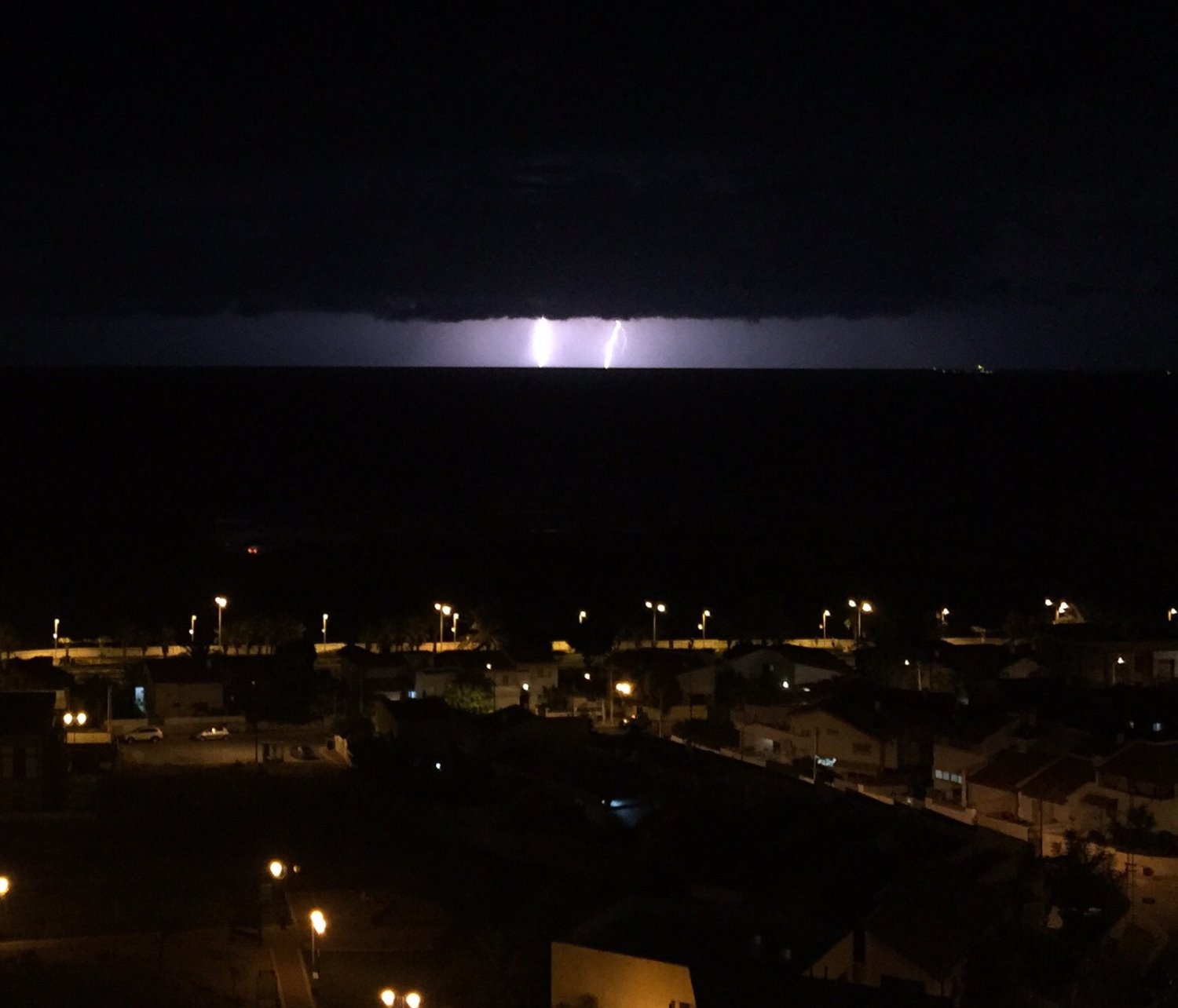 ברקים באופק. צילום: שמואל דוד