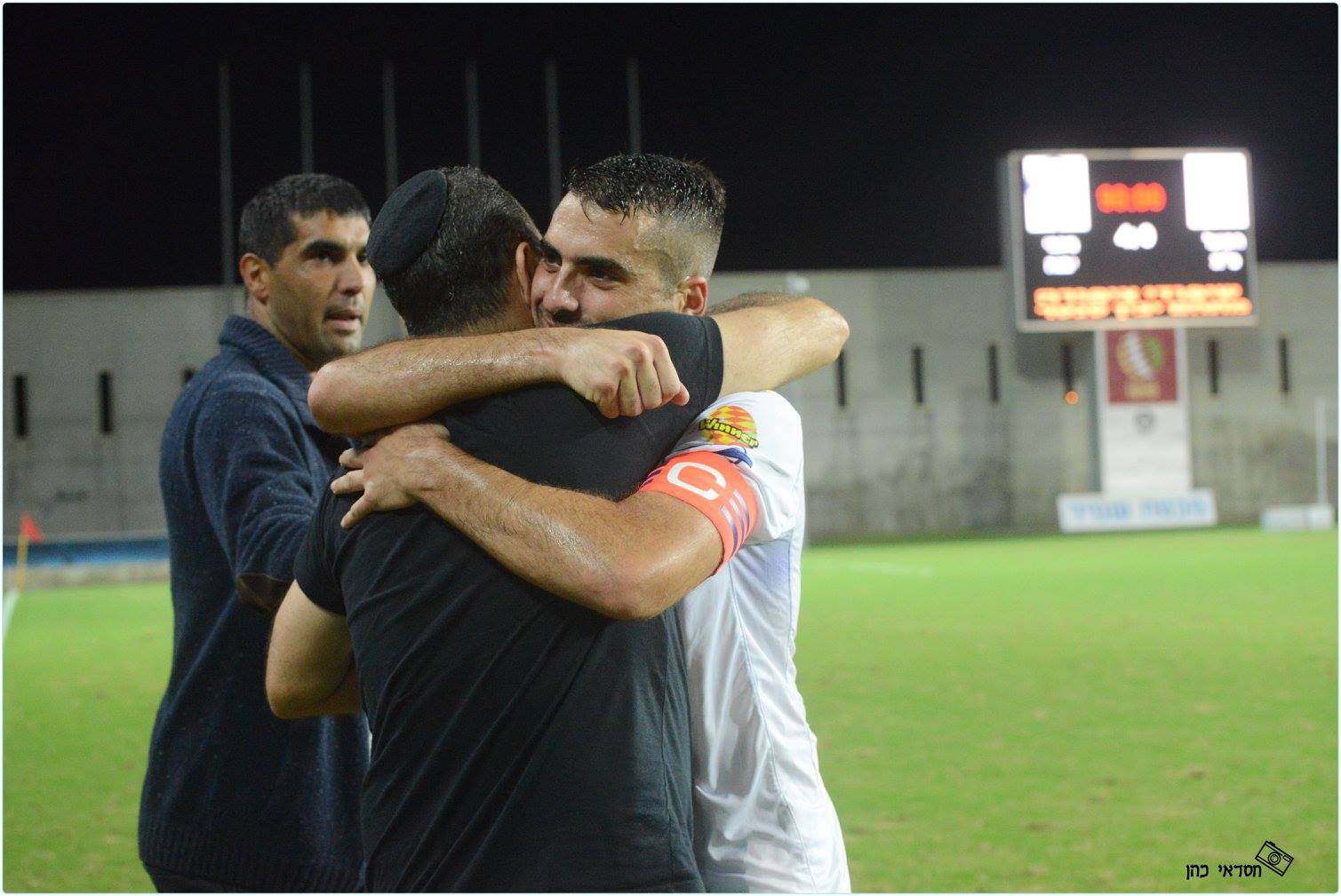 חיבוק חם למאמן. בן בית במשפחת זוזוט