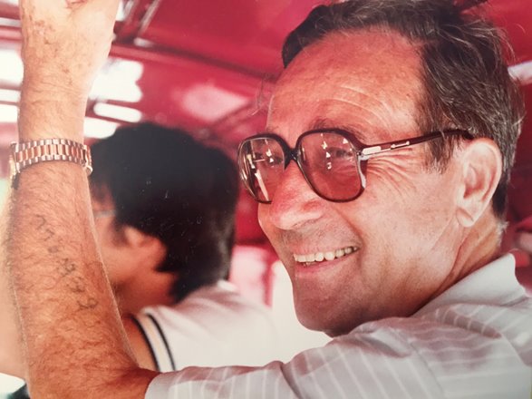 אביו, שאת מורשתו מקפיד להנציח