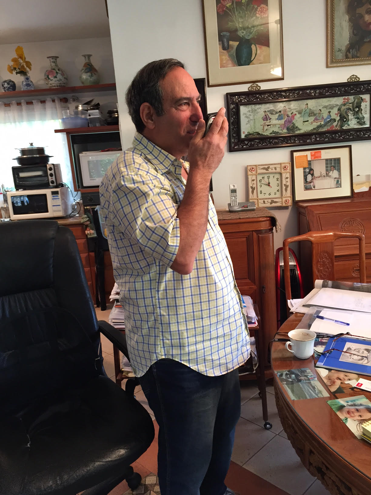 עונה לטלפון המרגש