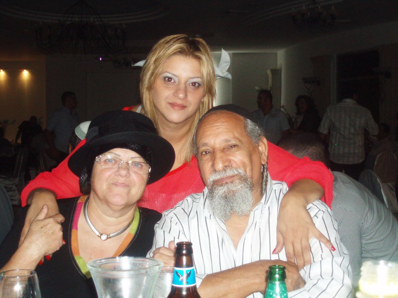 רבקה וזכי ארוסי עם הבת אלינור