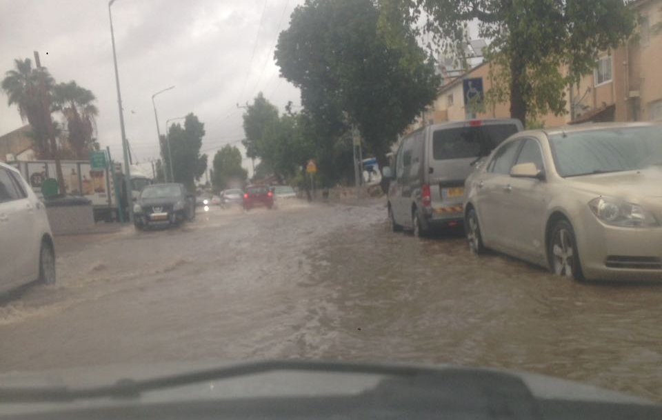 הצפה ברחוב האלון