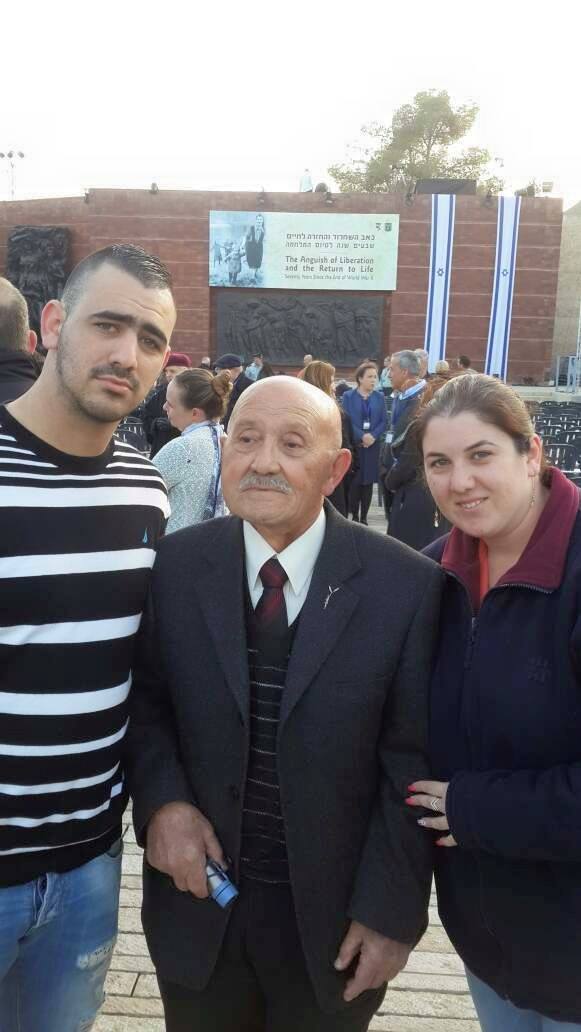 ניצן משמאל עם סבו ואחותו מירב