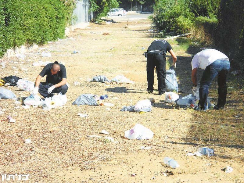 הפקחים נוברים באשפה