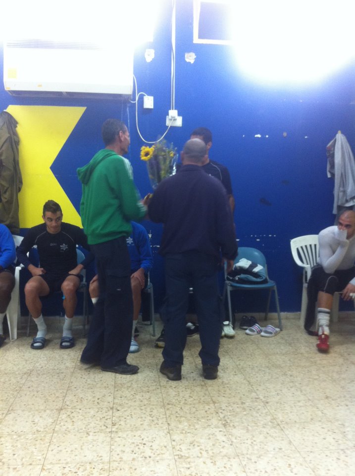 ניסים ממן ושמואל נגר מעניקים לנגר זר פרחים