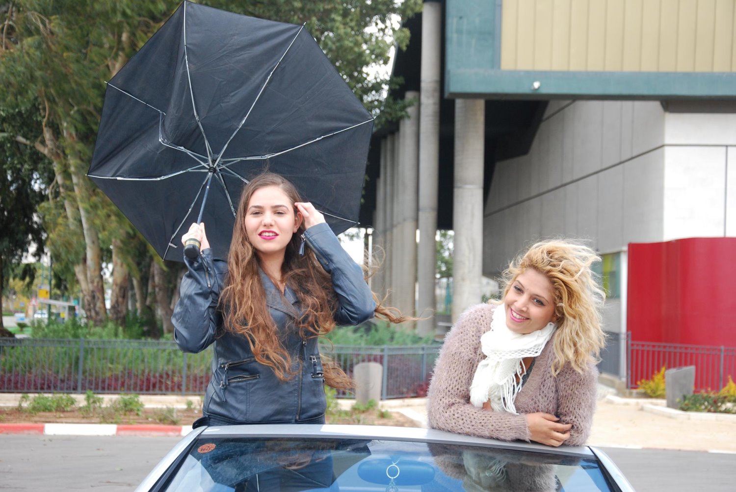 קורין אטיאס ושיר כהן. חברות טובות וגם שרות ביחד