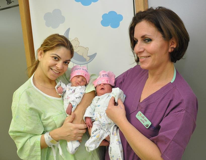 שני שם טוב עם המיילדת אתי פלג והתאומות החדשות