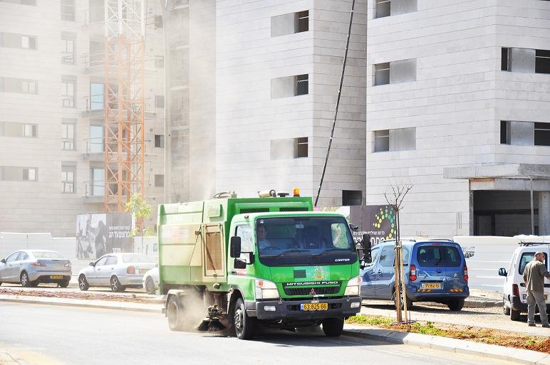מנקה הכבישים של עיריית יבנה בתדהר