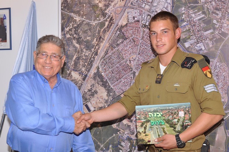 סמל עמית שקד עם ראש העיר צבי גוב-ארי
