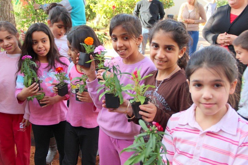 תלמידי מעיין בהכנת הגינה