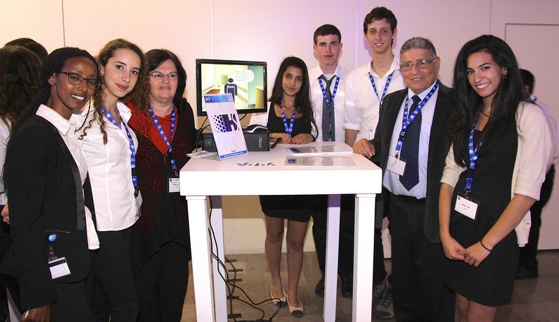 ראש העיר מעניק את הפרס לצוות HemoSwift