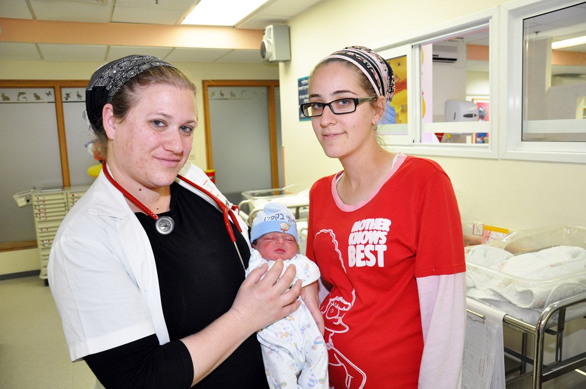 רופאת הילדים עם האם והתינוק