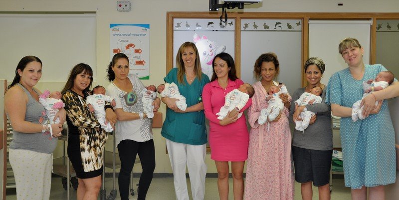 היולדות והתינוקות מקבלים את פני חג השבועות