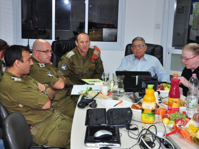 אייזנברג וגוב ארי בישיבת הערכת מצב (עמרם כהן)