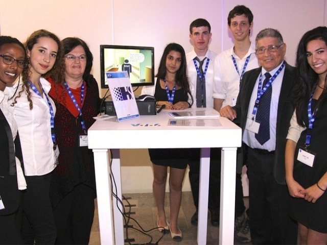ראש העיר מעניק את הפרס לצוות HemoSwift