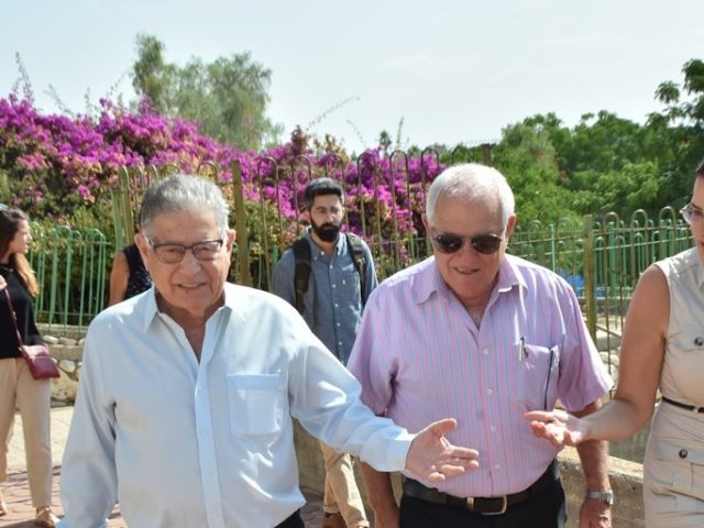 השר כץ וראש העיר גוב-ארי בכניסה למרכז נתיבים להורות ביבנה