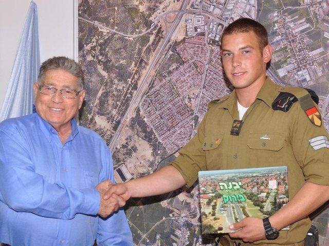 סמל עמית שקד עם ראש העיר צבי גוב-ארי