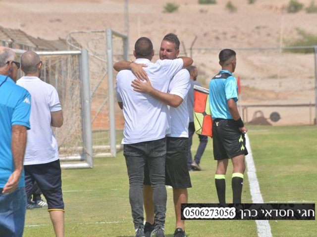קרגולה זוכה לחיבוק ניצחון. מאזן מושלם