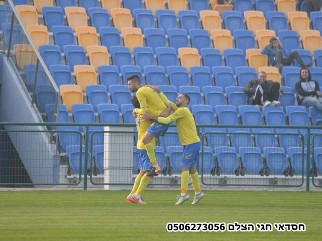 שחקני יבנה חוגגים