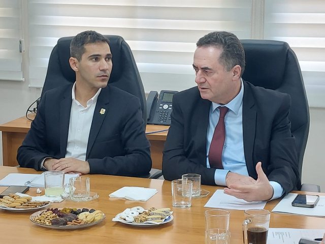 השר ביחד עם ראש העיר