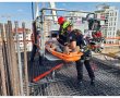 רגעי דרמה: פועל פצוע חולץ מגג בעיר במבצע מסובך (וידאו)