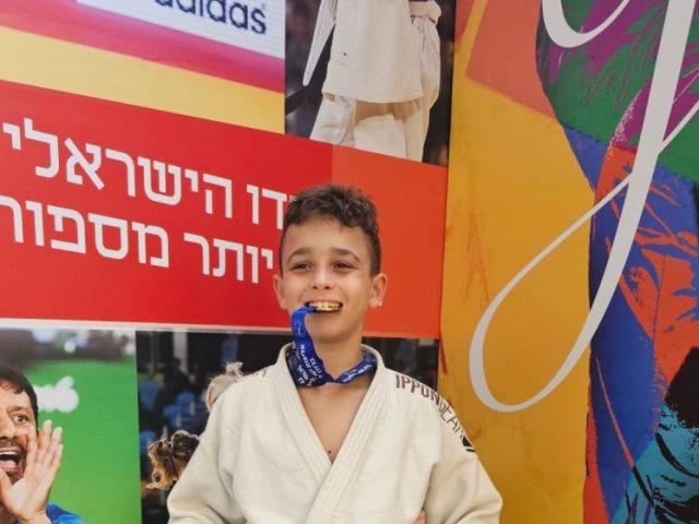 שוורץ עם המדליה