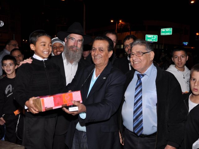 נר שישי (חנוכיית החסד)