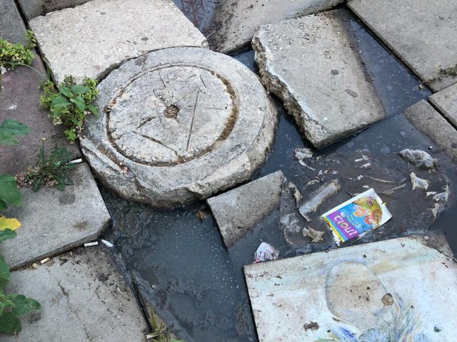 פיר ביוב דולף בכניסה למתחם הכרמל 6