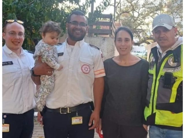 עם התינוקת והאמא