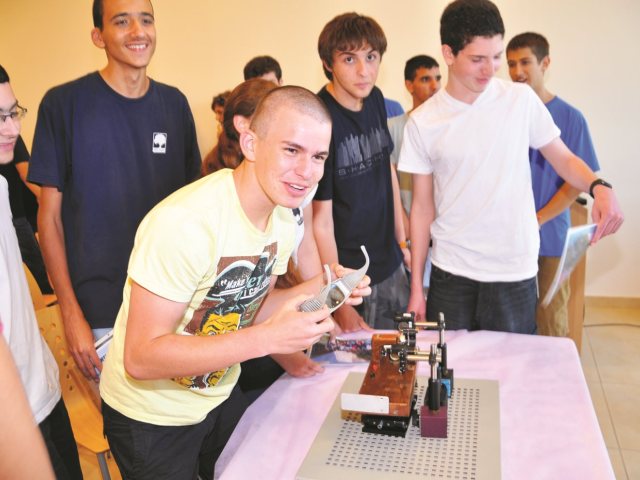רכשו ידע רב בתחום האופטיקה הפיזיקלית