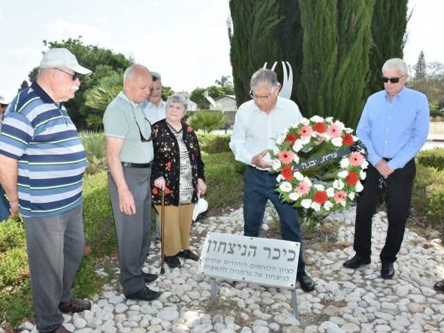 ראש עיריית יבנה מניח זר בכיכר הנצחון. צילום עמרם כהן.
