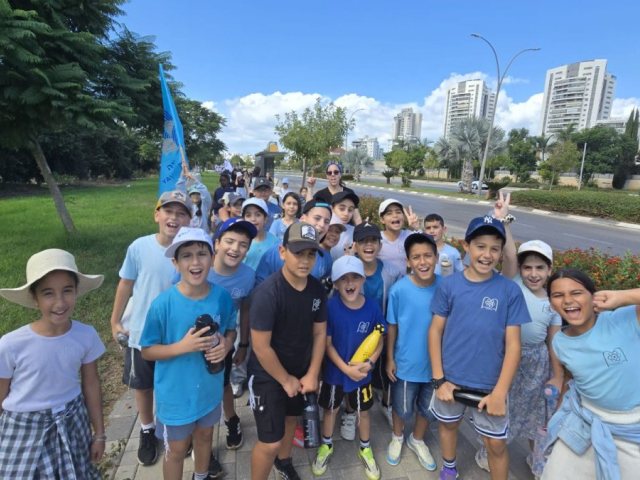 בצילום: תלמידי בית ספר רמב"ם