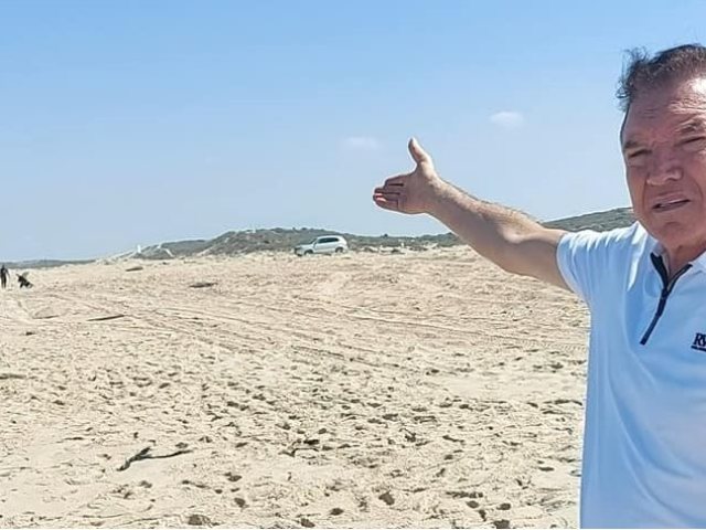 שמעון עשור על רקע החוף ביבנה