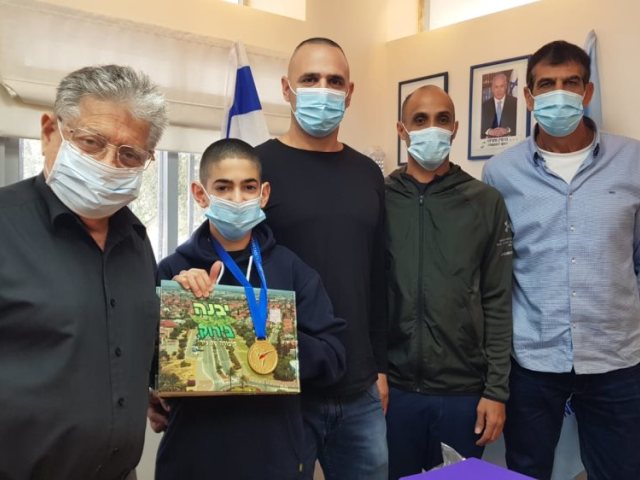 רז מנסור עם ראש העיר